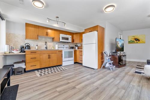 11158 Dakota Road, Lake Country, BC - Indoor Photo Showing Kitchen