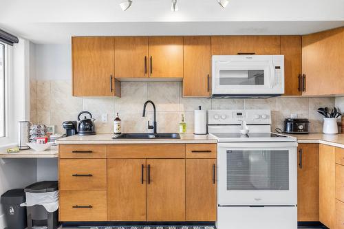 11158 Dakota Road, Lake Country, BC - Indoor Photo Showing Kitchen With Double Sink