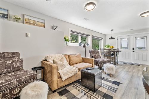 11158 Dakota Road, Lake Country, BC - Indoor Photo Showing Living Room