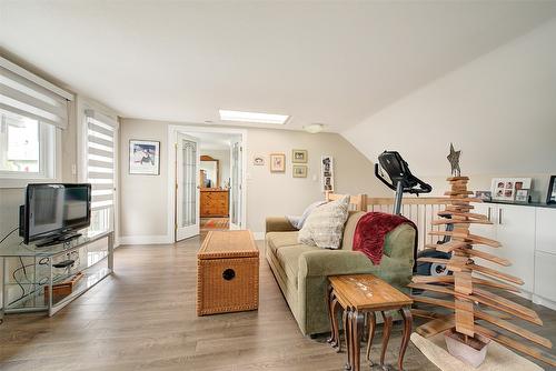 1881 Ethel Street, Kelowna, BC - Indoor Photo Showing Living Room