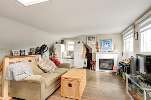 1881 Ethel Street, Kelowna, BC - Indoor Photo Showing Living Room With Fireplace