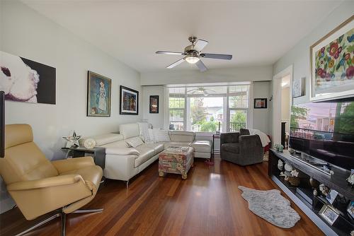 1881 Ethel Street, Kelowna, BC - Indoor Photo Showing Living Room