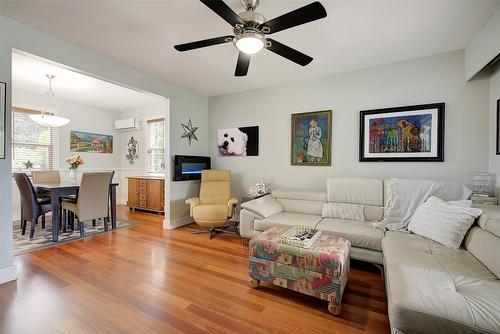 1881 Ethel Street, Kelowna, BC - Indoor Photo Showing Living Room