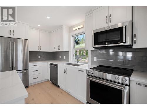 2025 Huckleberry Road, Kelowna, BC - Indoor Photo Showing Kitchen