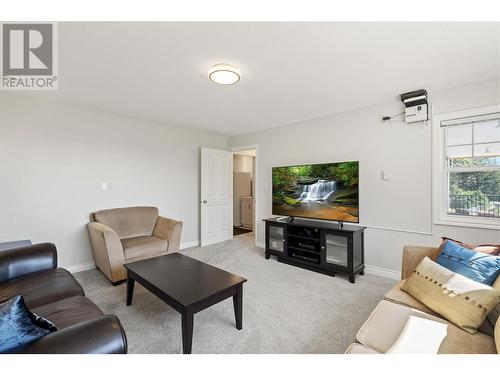 2025 Huckleberry Road, Kelowna, BC - Indoor Photo Showing Living Room