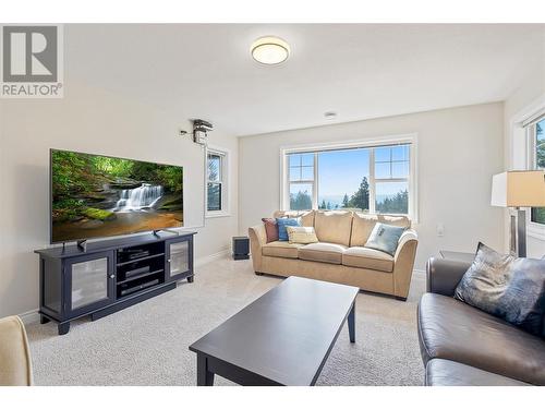 2025 Huckleberry Road, Kelowna, BC - Indoor Photo Showing Living Room