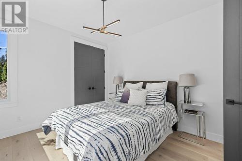 520 Clifton Lane, Kelowna, BC - Indoor Photo Showing Bedroom