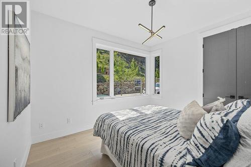 520 Clifton Lane, Kelowna, BC - Indoor Photo Showing Bedroom