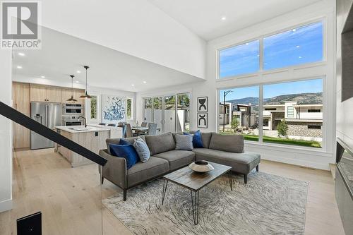 520 Clifton Lane, Kelowna, BC - Indoor Photo Showing Living Room