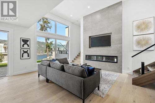 520 Clifton Lane, Kelowna, BC - Indoor Photo Showing Living Room With Fireplace