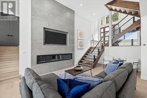 520 Clifton Lane, Kelowna, BC - Indoor Photo Showing Living Room With Fireplace