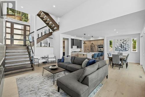 520 Clifton Lane, Kelowna, BC - Indoor Photo Showing Living Room