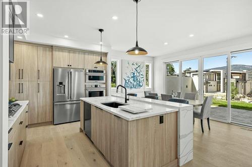 520 Clifton Lane, Kelowna, BC - Indoor Photo Showing Kitchen With Upgraded Kitchen