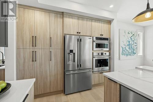 520 Clifton Lane, Kelowna, BC - Indoor Photo Showing Kitchen