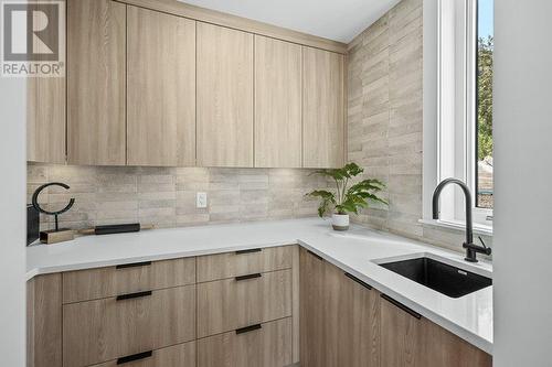 520 Clifton Lane, Kelowna, BC - Indoor Photo Showing Kitchen With Upgraded Kitchen