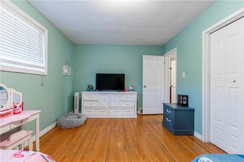 299 Carson Drive, Hamilton, ON - Indoor Photo Showing Bedroom