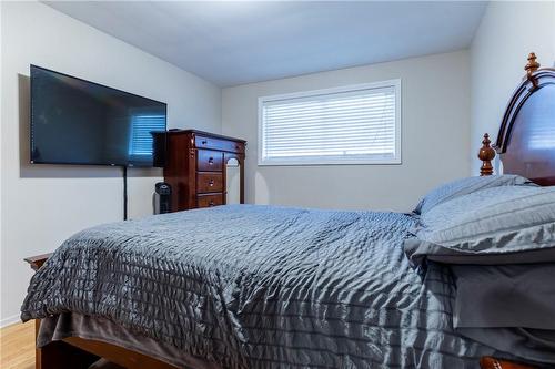 299 Carson Drive, Hamilton, ON - Indoor Photo Showing Bedroom