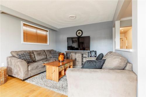 299 Carson Drive, Hamilton, ON - Indoor Photo Showing Living Room