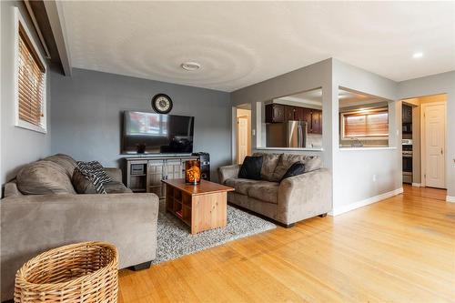 299 Carson Drive, Hamilton, ON - Indoor Photo Showing Living Room