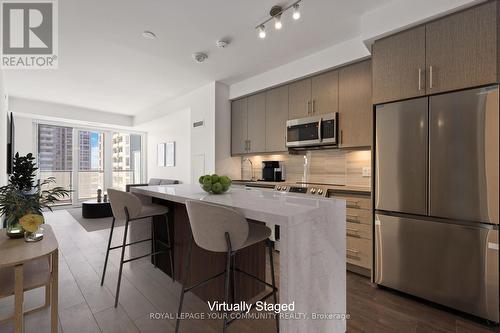 1108 - 105 Oneida Crescent S, Richmond Hill (Langstaff), ON - Indoor Photo Showing Kitchen With Upgraded Kitchen