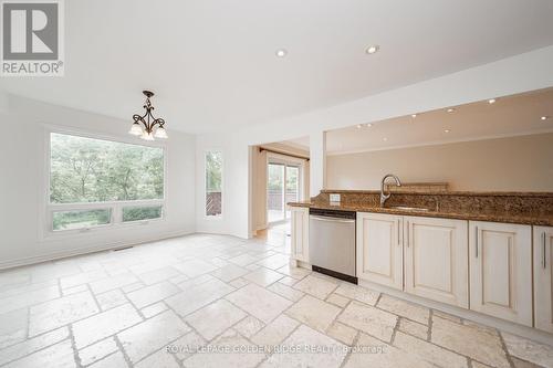 151 Old Surrey Lane, Richmond Hill (South Richvale), ON - Indoor Photo Showing Kitchen