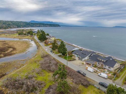 1010 Surfside Dr, Qualicum Beach, BC 