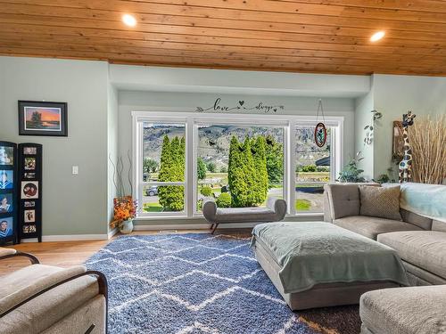 736 Durango Drive, Kamloops, BC - Indoor Photo Showing Living Room