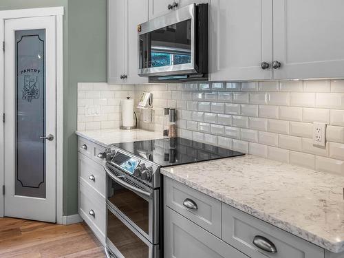 736 Durango Drive, Kamloops, BC - Indoor Photo Showing Kitchen With Upgraded Kitchen