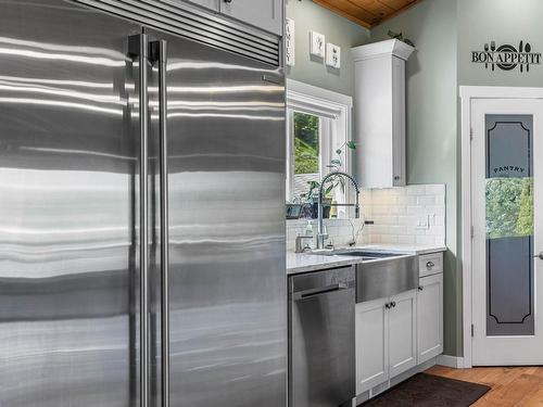 736 Durango Drive, Kamloops, BC - Indoor Photo Showing Kitchen With Upgraded Kitchen