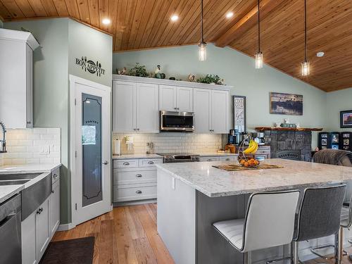 736 Durango Drive, Kamloops, BC - Indoor Photo Showing Kitchen With Double Sink With Upgraded Kitchen