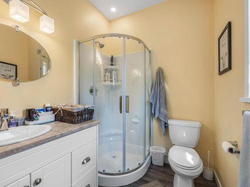 736 Durango Drive, Kamloops, BC - Indoor Photo Showing Bathroom