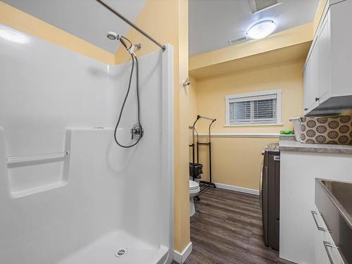 736 Durango Drive, Kamloops, BC - Indoor Photo Showing Bathroom