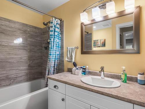 736 Durango Drive, Kamloops, BC - Indoor Photo Showing Bathroom