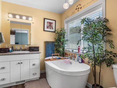 736 Durango Drive, Kamloops, BC - Indoor Photo Showing Bathroom