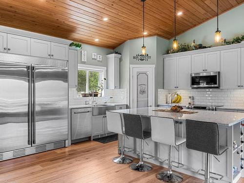 736 Durango Drive, Kamloops, BC - Indoor Photo Showing Kitchen With Upgraded Kitchen