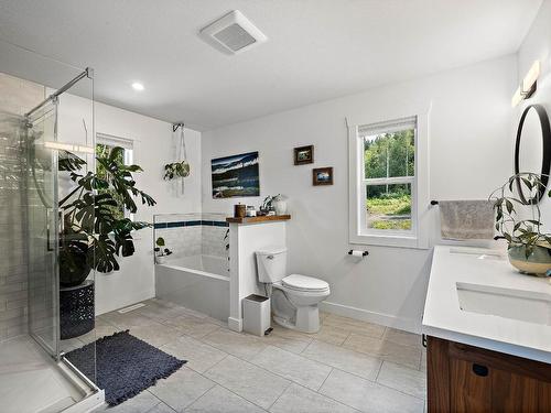 1033 Bohill Place, Clearwater, BC - Indoor Photo Showing Bathroom