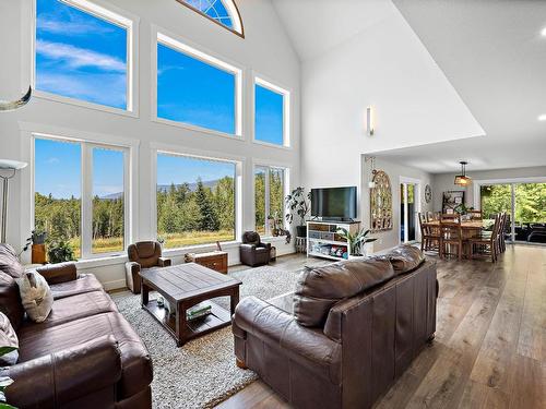 1033 Bohill Place, Clearwater, BC - Indoor Photo Showing Living Room