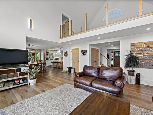 1033 Bohill Place, Clearwater, BC - Indoor Photo Showing Living Room