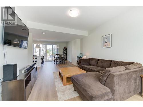 307 Glen Park Drive Unit# 29, Kelowna, BC - Indoor Photo Showing Living Room