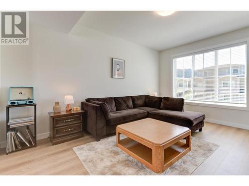 307 Glen Park Drive Unit# 29, Kelowna, BC - Indoor Photo Showing Living Room