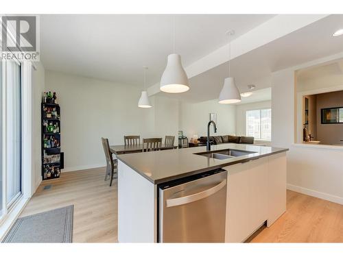 307 Glen Park Drive Unit# 29, Kelowna, BC - Indoor Photo Showing Kitchen With Double Sink