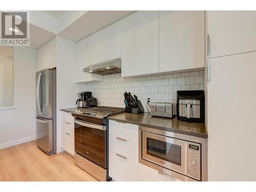 307 Glen Park Drive Unit# 29, Kelowna, BC - Indoor Photo Showing Kitchen