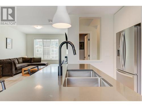 307 Glen Park Drive Unit# 29, Kelowna, BC - Indoor Photo Showing Kitchen With Double Sink