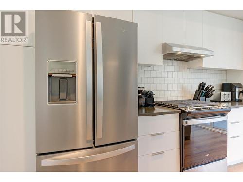 307 Glen Park Drive Unit# 29, Kelowna, BC - Indoor Photo Showing Kitchen