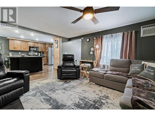 3402 24A Avenue, Vernon, BC - Indoor Photo Showing Living Room