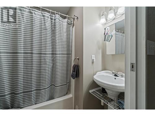 3402 24A Avenue, Vernon, BC - Indoor Photo Showing Bathroom