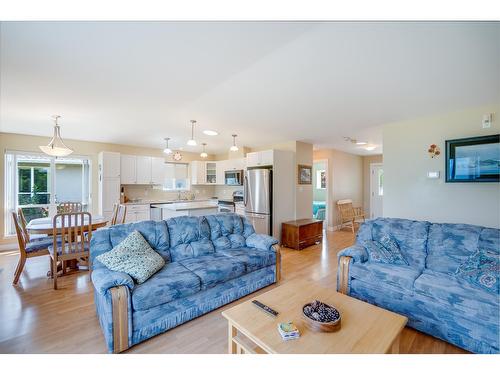 111 - 4200 Grandview Drive, Castlegar, BC - Indoor Photo Showing Living Room