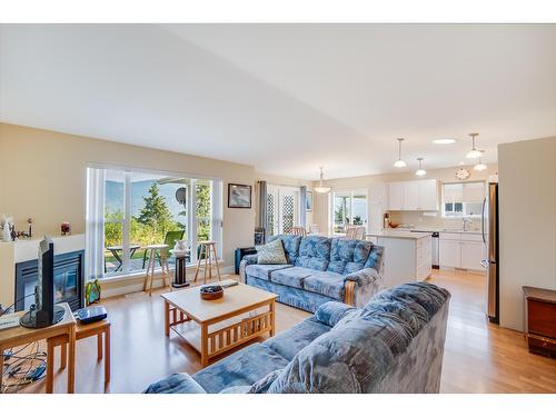 111 - 4200 Grandview Drive, Castlegar, BC - Indoor Photo Showing Living Room