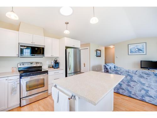 111 - 4200 Grandview Drive, Castlegar, BC - Indoor Photo Showing Kitchen