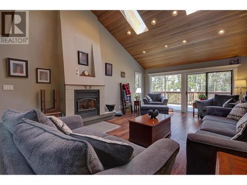 586 Roberts Drive, Williams Lake, BC - Indoor Photo Showing Living Room With Fireplace